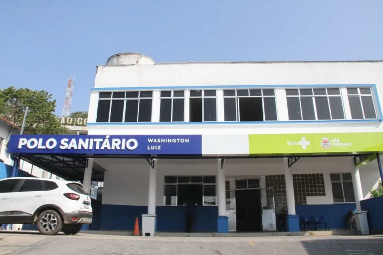 Fachada de uma unidade de saúde em São Gonçalo, representando o atendimento médico ampliado para a população.