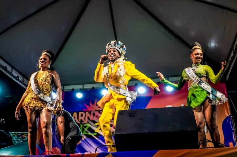 Desfile de escola de samba em São Gonçalo, celebrando o Carnaval da Retomada 2026 e a volta da tradição na cidade.