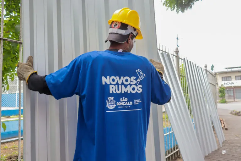 Trabalhadores instalam tapumes no início das obras de reforma e modernização da Praça da Trindade, em São Gonçalo.