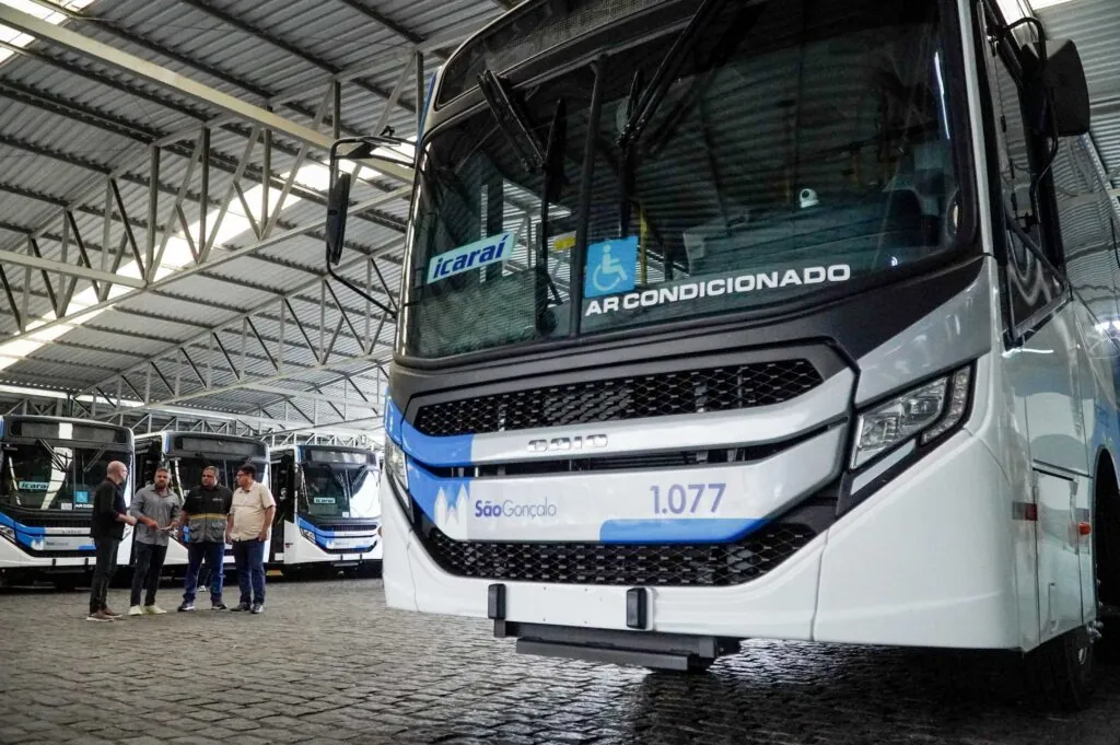 Novos ônibus com ar-condicionado para São Gonçalo, vistoriados na garagem da Viação Mauá.