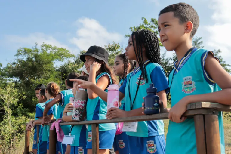 Alunos de São Gonçalo aprendendo sobre fauna e flora em Área de Proteção Ambiental de Maria Paula.
