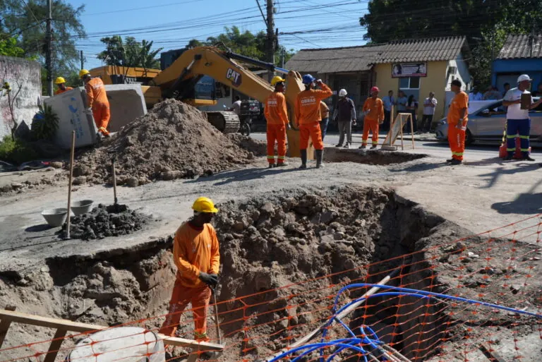 Prefeito Capitão Nelson e vice João Ventura vistoriando obras de infraestrutura em Itaúna, São Gonçalo.