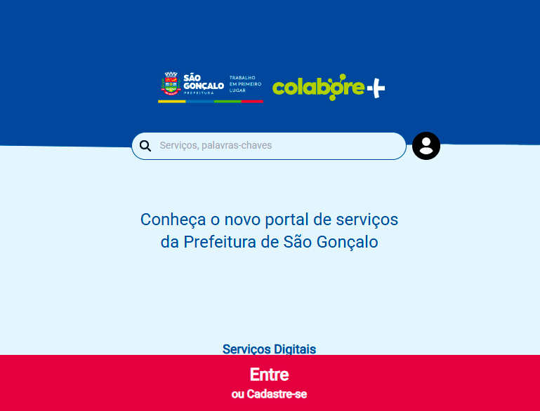 Pessoa autista mostrando carteirinha de identificação em São Gonçalo, garantindo prioridade em serviços públicos e privados.