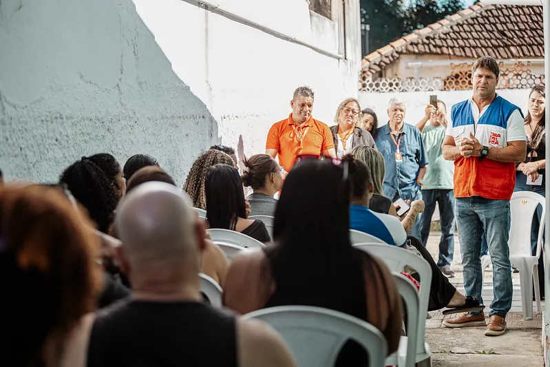 Famílias recebem documentos do programa de aluguel social na sede da Secretaria de Habitação em Maricá