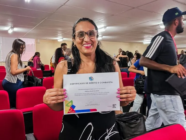 Novos professores em Maricá durante cerimônia de posse para atuar na rede municipal de ensino.