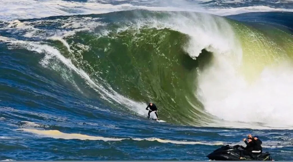 Surfistas em ação em Itacoatiara, Niterói, durante swell de ondas grandes que antecede o IBW 2026.