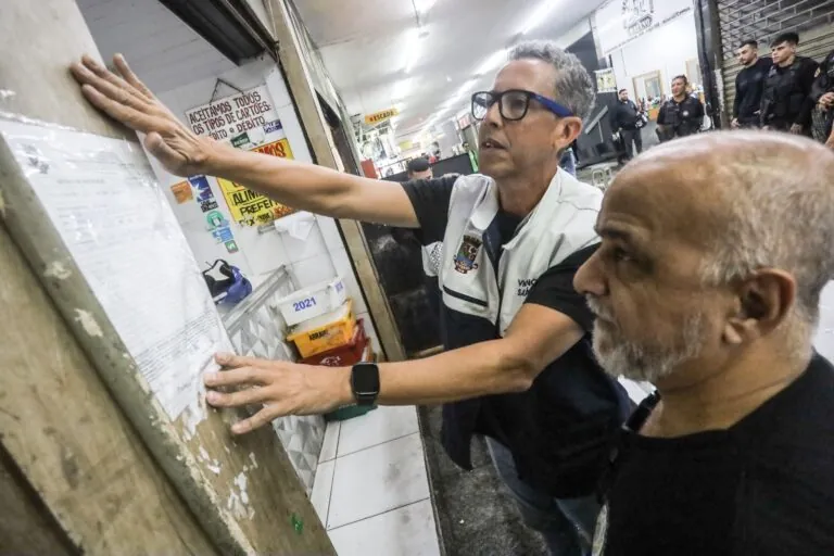 Equipes da Operação Pharmakon fiscalizam estabelecimento no Centro de Niterói.