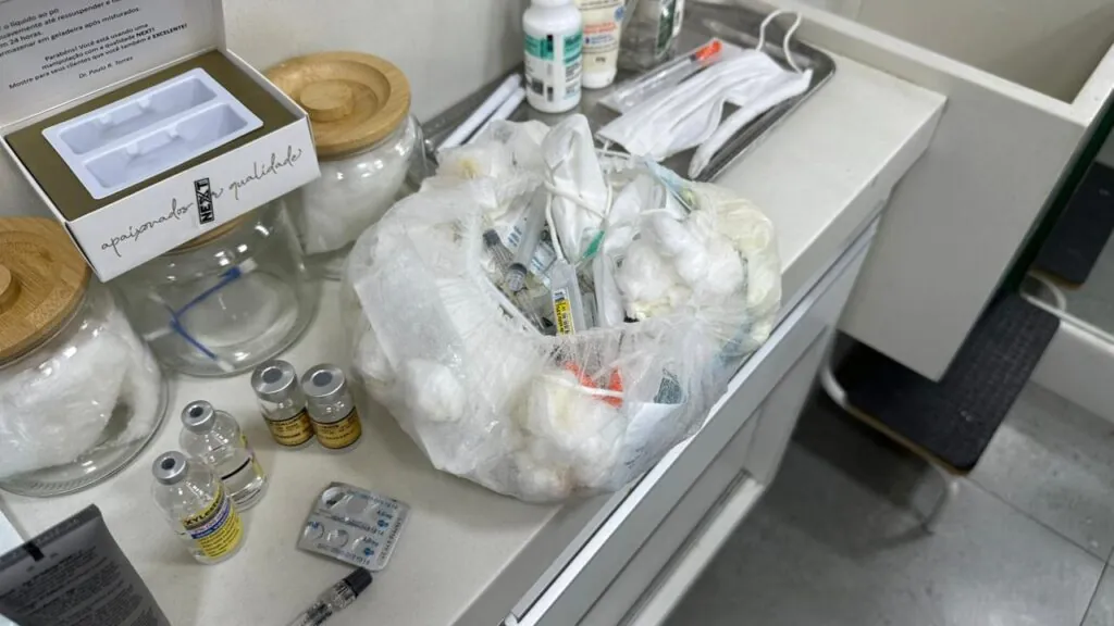 Equipes da Prefeitura de Niterói e Polícia Civil fiscalizam salão no Badu na Operação Pharmakon.