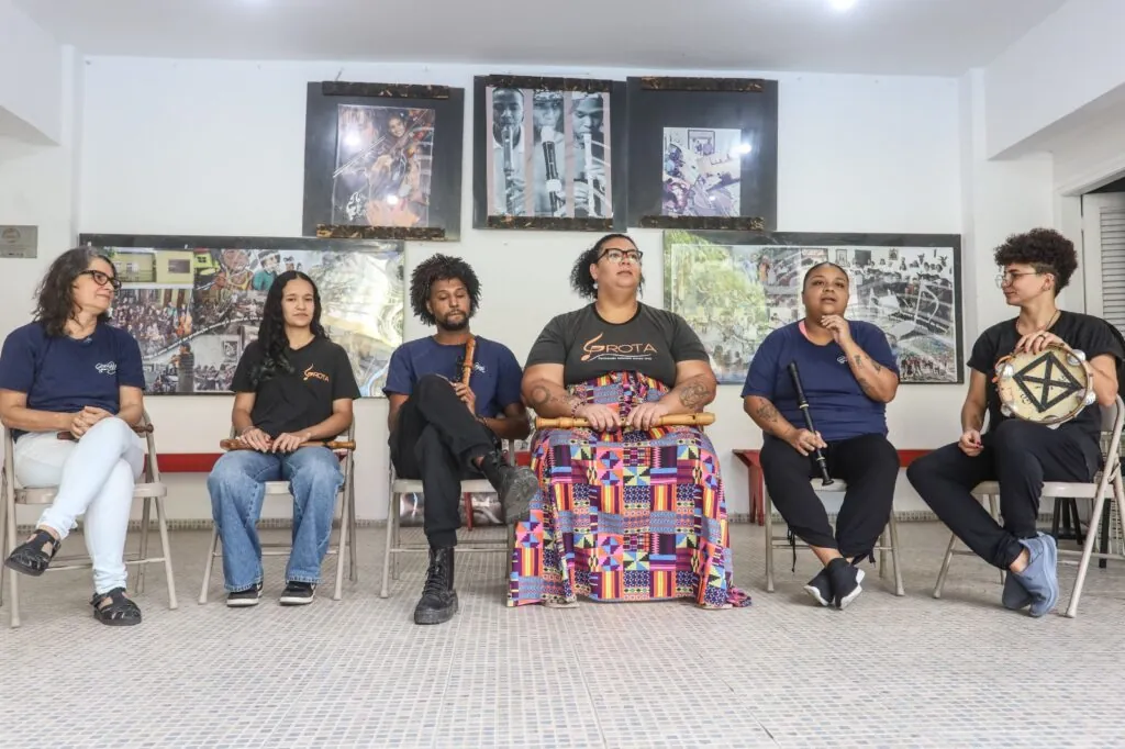 Jovens da Orquestra da Grota ensaiam com flautas doce antes de viagem para a Alemanha, com apoio da Prefeitura de Niterói.