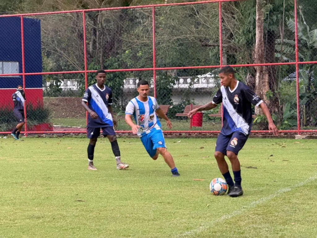 Jogadores de futebol amador em campo durante partida da Taça Cidade de Maricá, em Maricá, RJ.