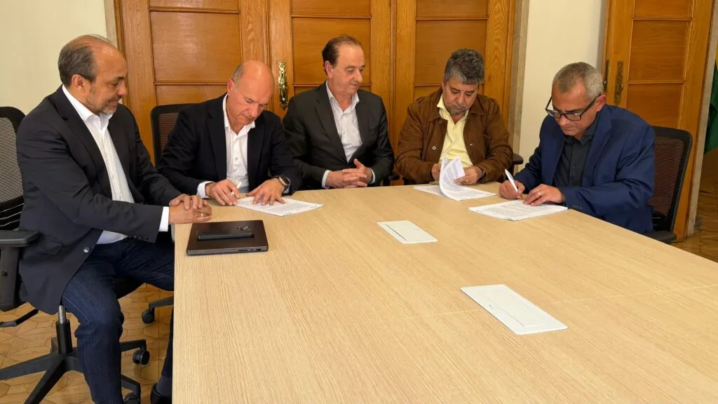 Prefeito de Maricá, Washington Quaquá, assina acordo para produção de mexilhões com grupo espanhol MSB.