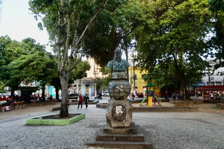Vista aérea da Praça Leoni Ramos, na Cantareira, Niterói, que passará por revitalização com consulta pública.