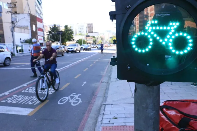 Ciclistas em ciclovia de Niterói, cidade que sedia encontro internacional de mobilidade ativa ACTIVE.