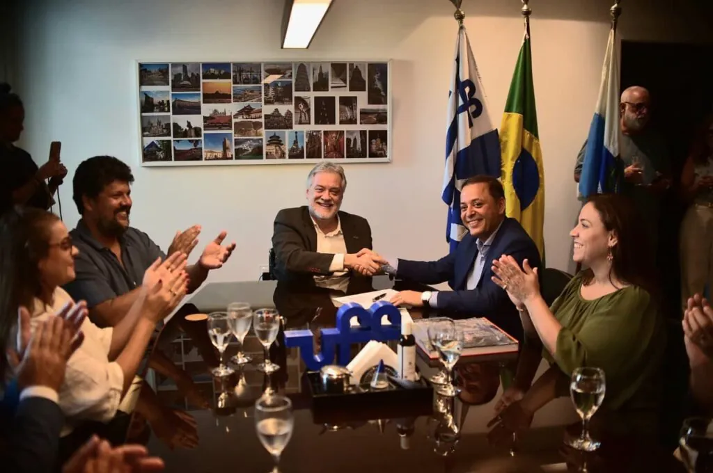 Prefeito de Niterói e reitor da UFF assinam acordo de parceria para o programa Aprendiz Musical e curso de música.