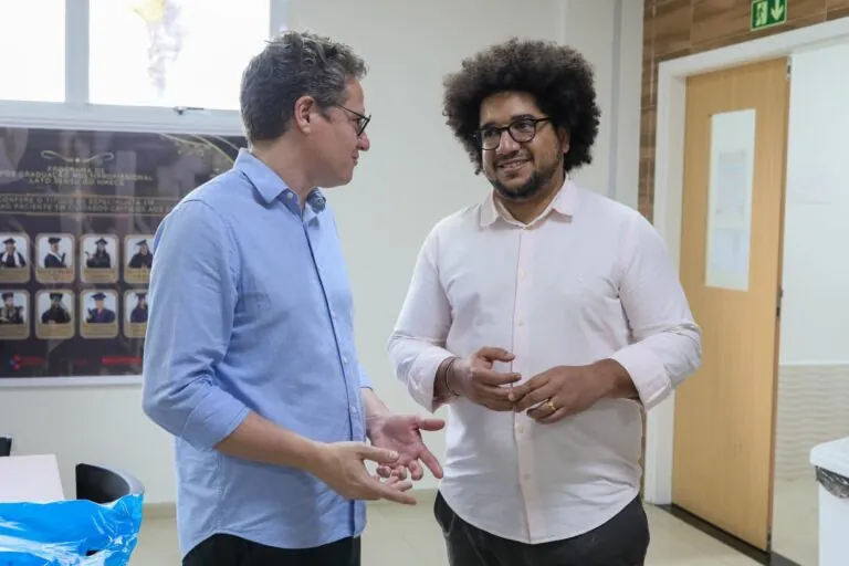 Diretor da Anvisa, Thiago Campos, e autoridades de Maricá em visita a instalações de saúde para debate sobre cannabis medicinal.
