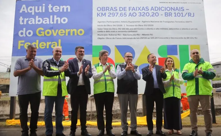 Prefeito de Niterói, Rodrigo Neves, e Ministro dos Transportes em cerimônia de início das obras da BR-101