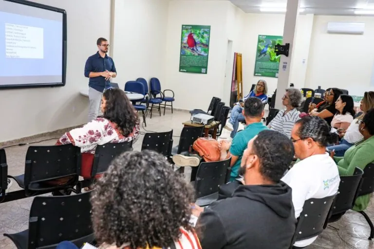 Grupo de empreendedores e cooperativistas em sala de aula durante curso de gestão estratégica em Maricá.