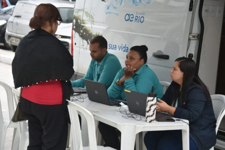 Pessoas são atendidas em balcões de atendimento durante mutirão de renegociação de dívidas em Maricá.