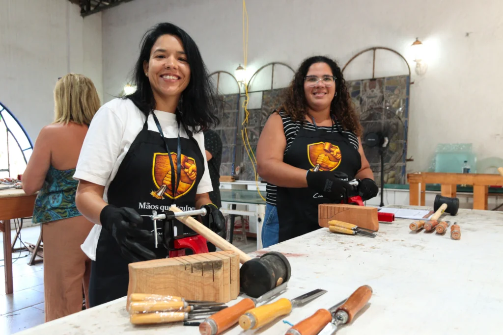 Moradores de Maricá participam de workshop de escultura em madeira no Castelo Sliatchicas.