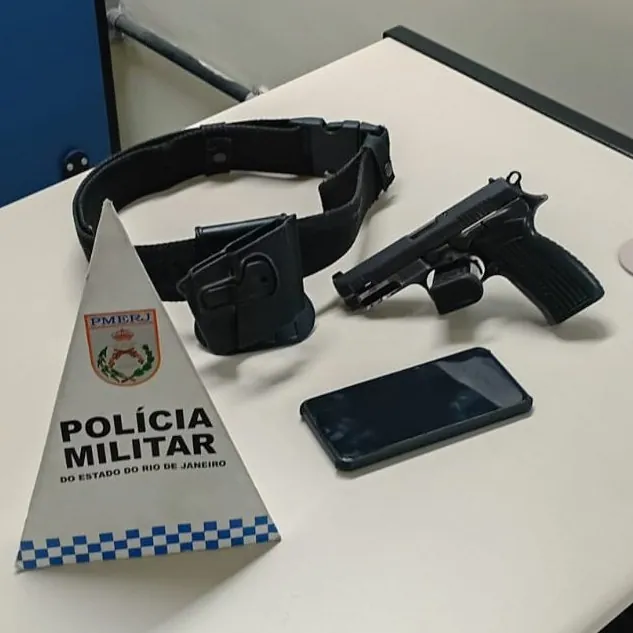 Policiais militares em patrulhamento em São Gonçalo, após flagrarem suspeito armado na região do Bitinho.