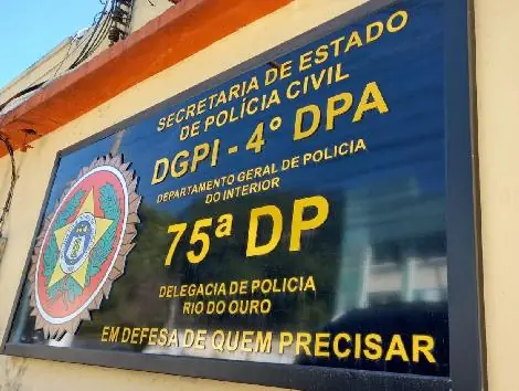 Homem é preso pela Polícia Civil em São Gonçalo por manobras perigosas com motocicleta na RJ-106.