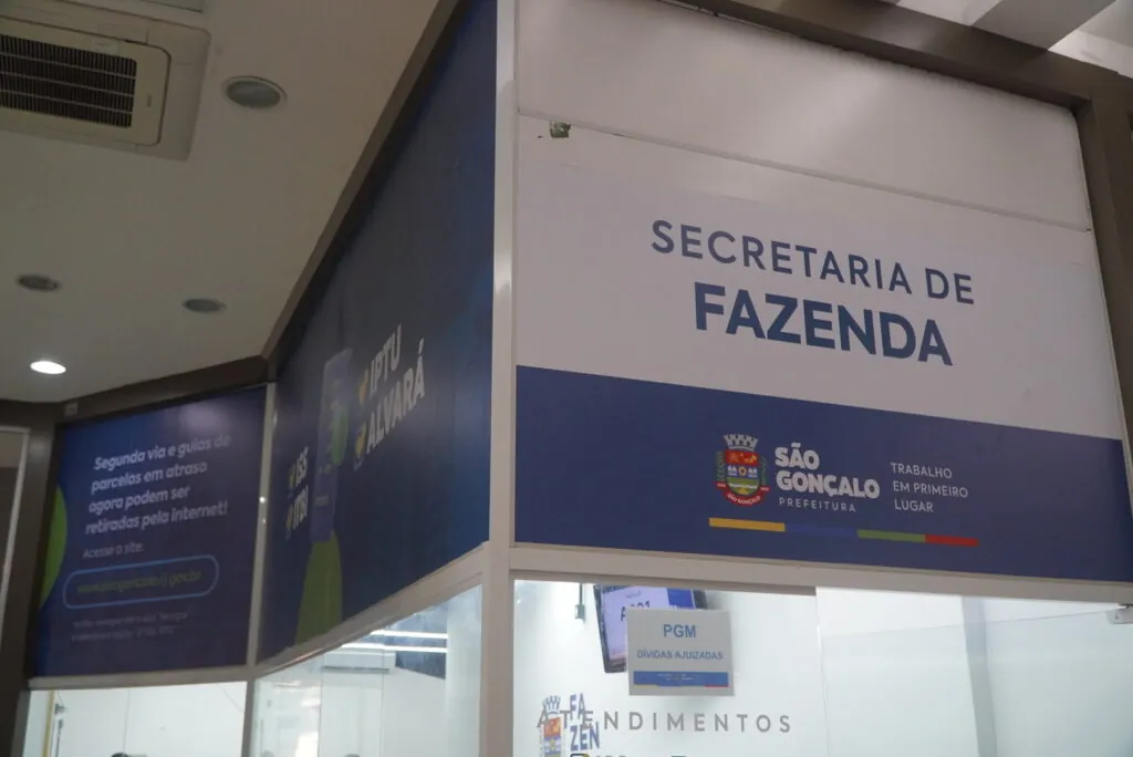 Mãos digitando em teclado de computador com logo de nota fiscal eletrônica ao fundo, simbolizando a emissão de NFS-e.