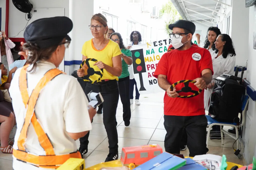 Pacientes assistem à palestra do Maio Amarelo sobre segurança no trânsito em São Gonçalo.