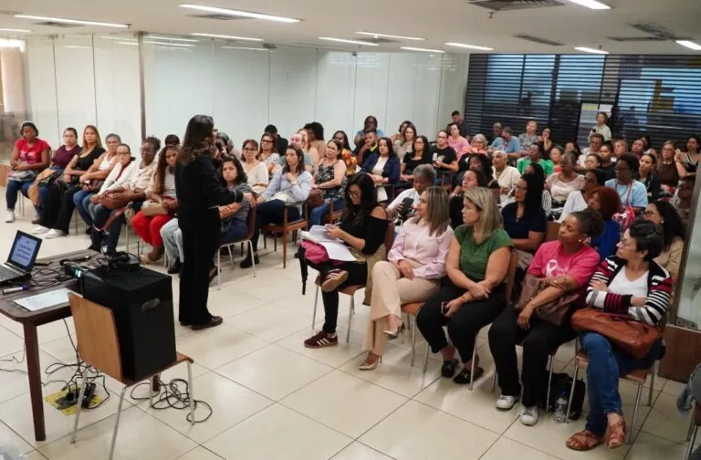 Mulheres participam de aula do programa Lidera Mulher em São Gonçalo, focando em empreendedorismo e negócios.