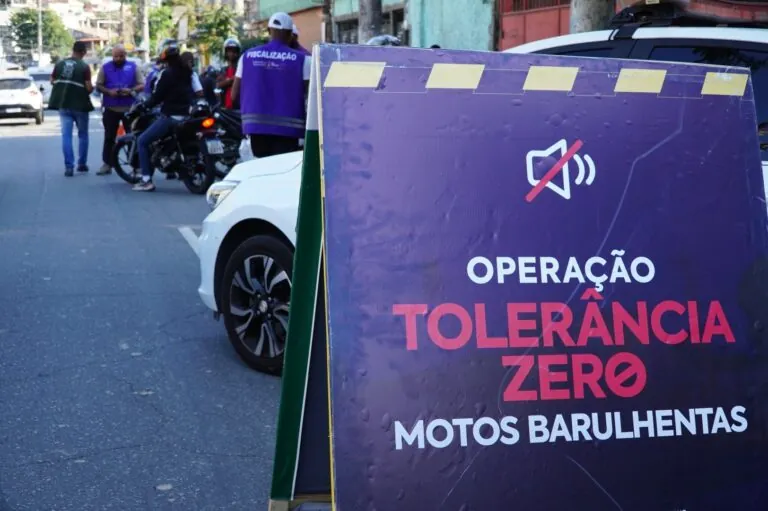 Agentes da Guarda Municipal e Polícia Militar abordam motociclistas em operação de fiscalização de ruído em São Gonçalo.