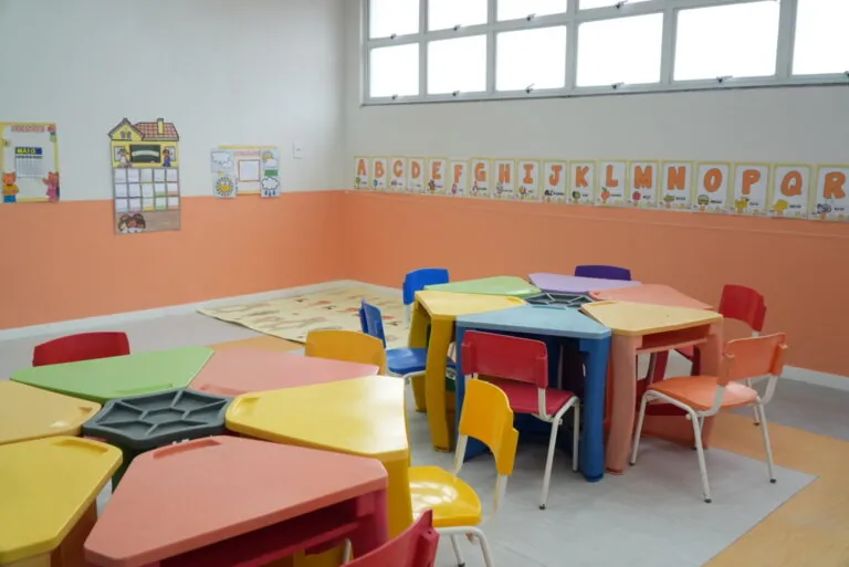 Prefeito Capitão Nelson e autoridades em inauguração de creche em São Gonçalo