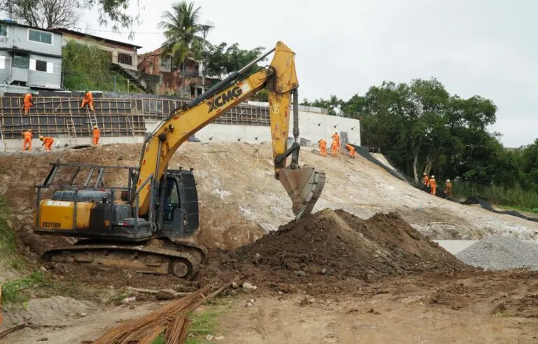 Trabalhadores instalam tela de alta resistência em encosta na Rua Vinte e Sete de Julho, Lindo Parque, São Gonçalo.