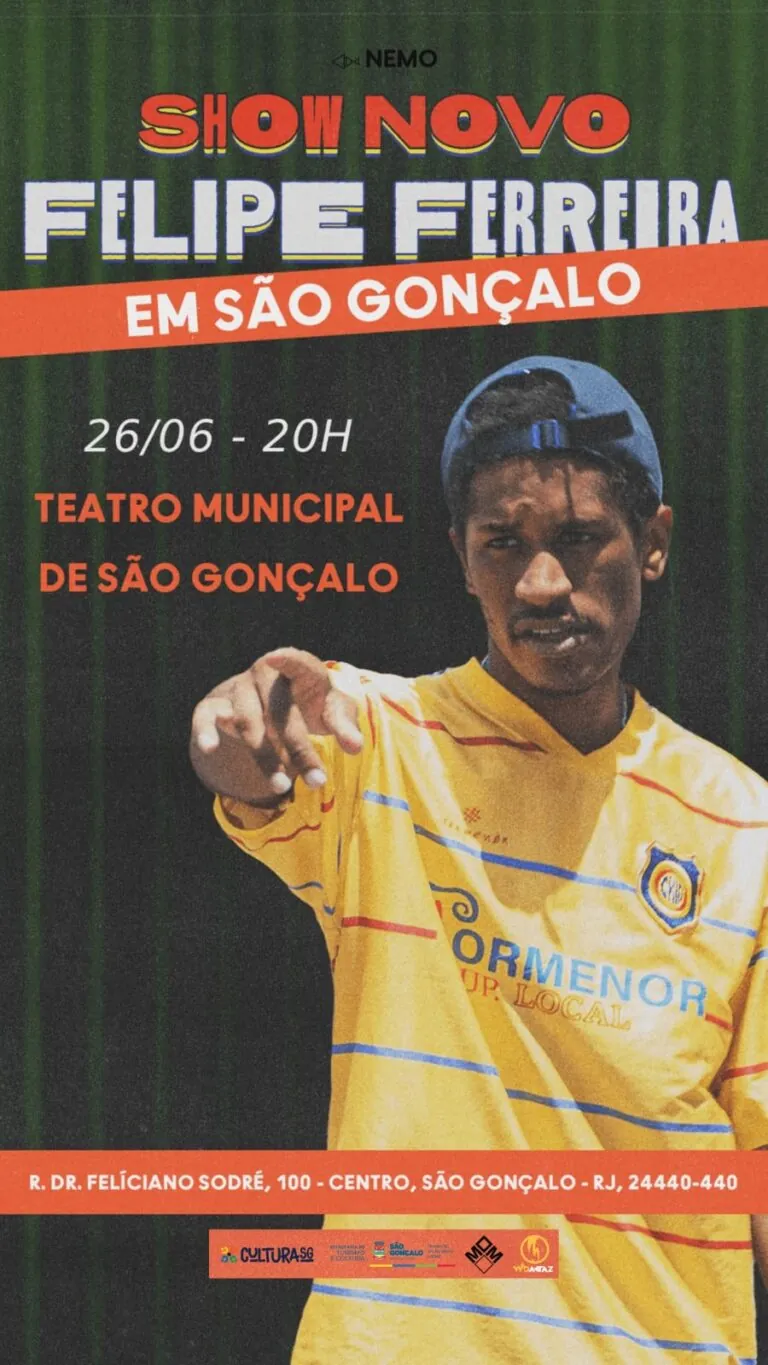 Pessoas assistindo a um espetáculo de comédia em um teatro iluminado, representando a diversidade cultural de São Gonçalo.