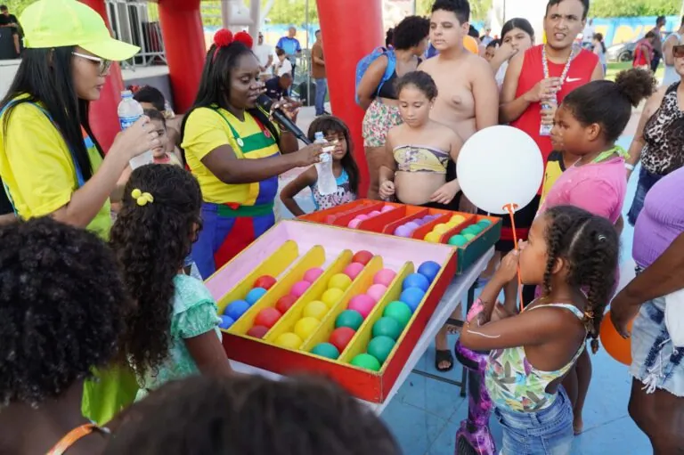 Crianças brincam em camas elásticas e infláveis em evento da Caravana de Arte e Lazer em São Gonçalo.