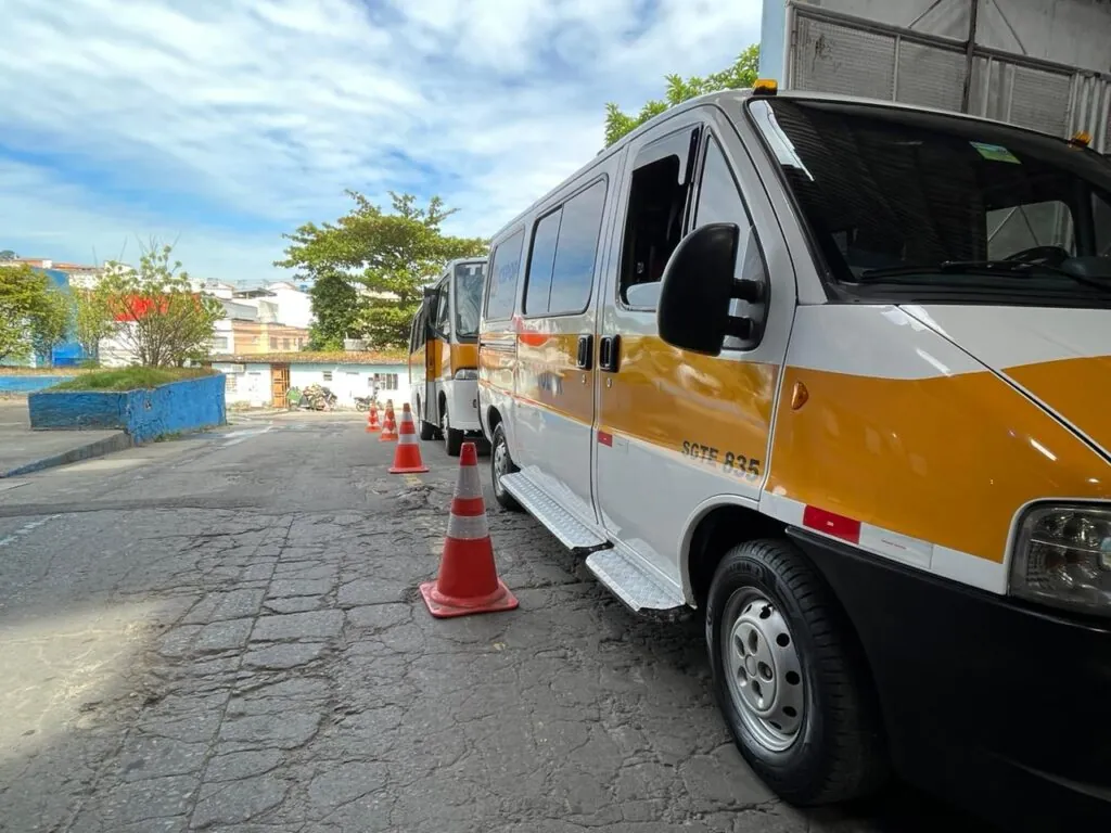 Veículo de transporte público com selo de vistoria da Prefeitura de São Gonçalo no para-brisa, indicando regularidade para 2026.