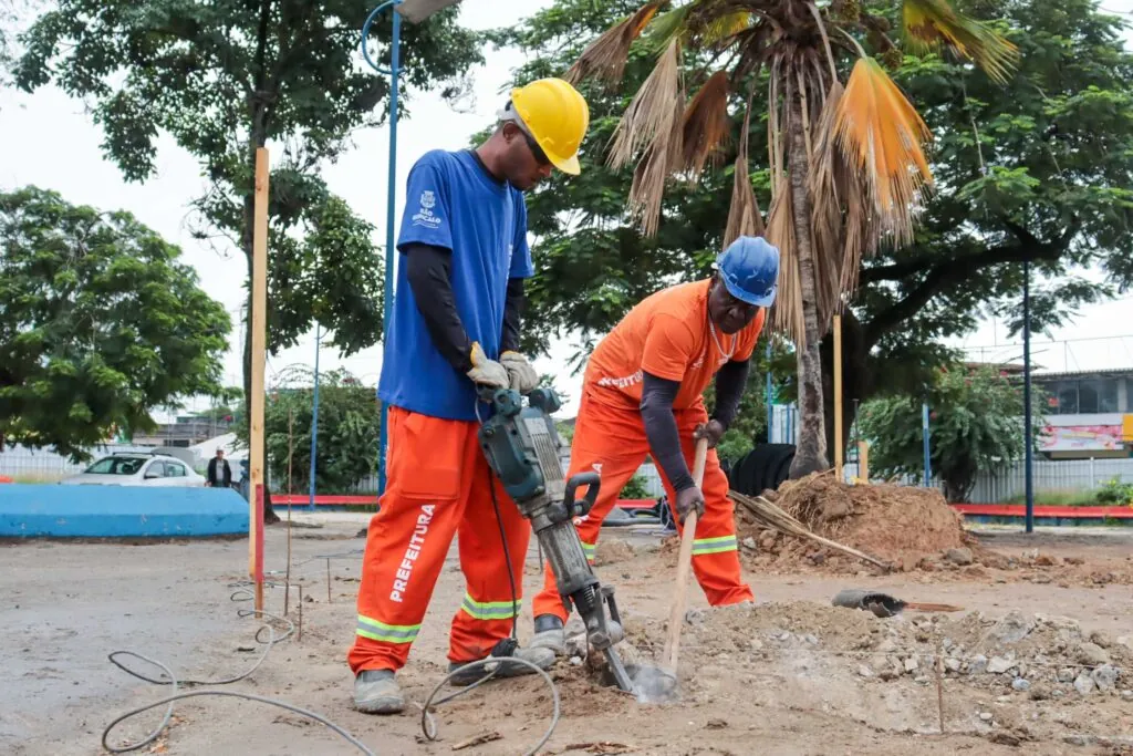 Equipes trabalham em obras de revitalização na Praça da Trindade, em São Gonçalo, com foco em drenagem e paisagismo.