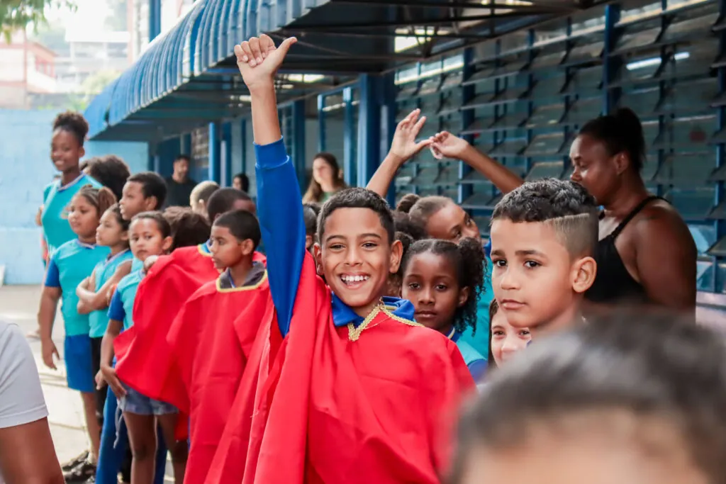 Alunos e responsáveis participam de apresentações de dança e capoeira na Festa da Família da Escola Paulo Reglus Neves Freire.