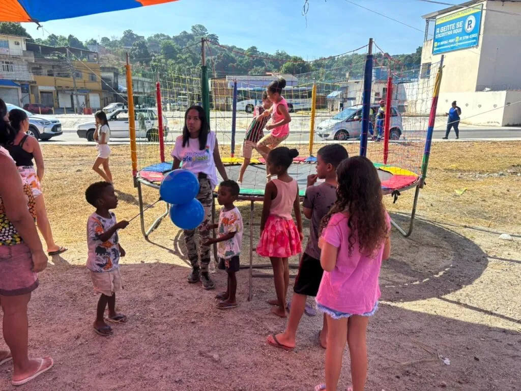 Crianças brincam em evento gratuito da Prefeitura de São Gonçalo com infláveis e pinturas faciais.