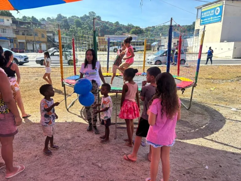 Crianças brincam em evento gratuito da Prefeitura de São Gonçalo com infláveis e pinturas faciais.