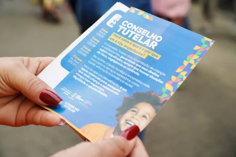 Equipes da prefeitura e conselheiros distribuem panfletos em ação de combate ao abuso infantojuvenil em São Gonçalo.