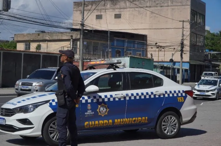 Guardas municipais de São Gonçalo em patrulhamento na cidade, símbolo da atuação da corporação.