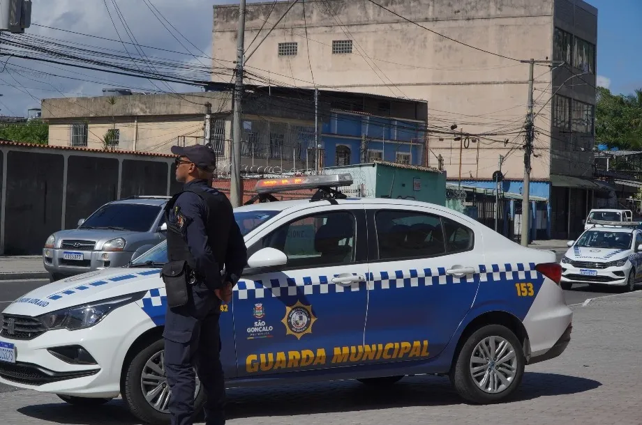 Guardas municipais de São Gonçalo em patrulhamento na cidade, símbolo da atuação da corporação.