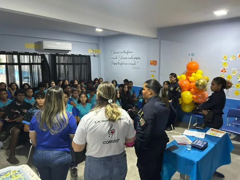 Guarda Municipal de São Gonçalo em roda de conversa com alunos sobre prevenção ao abuso sexual.