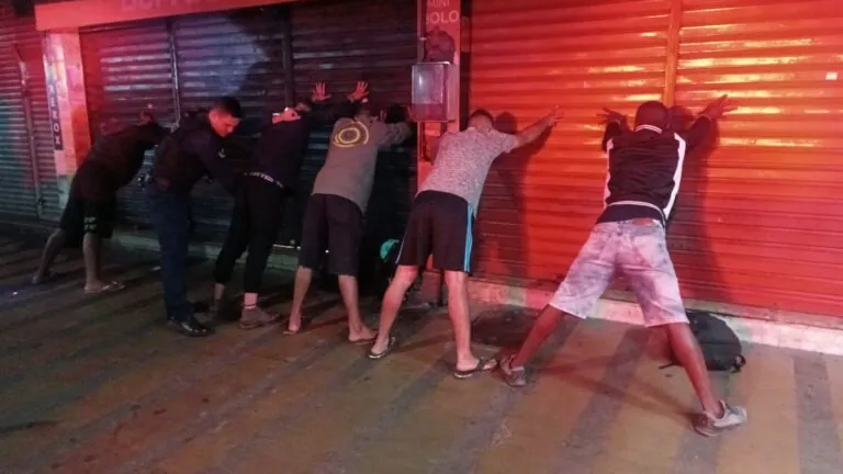 Agentes da Guarda Municipal de São Gonçalo em operação de patrulhamento no Alcântara, RJ.