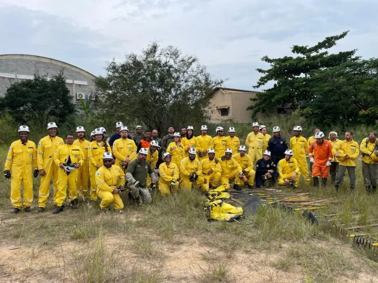 Agentes de São Gonçalo em treinamento de combate a incêndios florestais do Programa Fumaça Zero