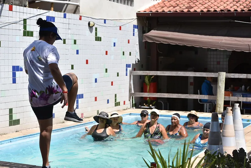 Idosos participando de aula de ginástica na Casa da Terceira Idade de Santa Paula, em Maricá.