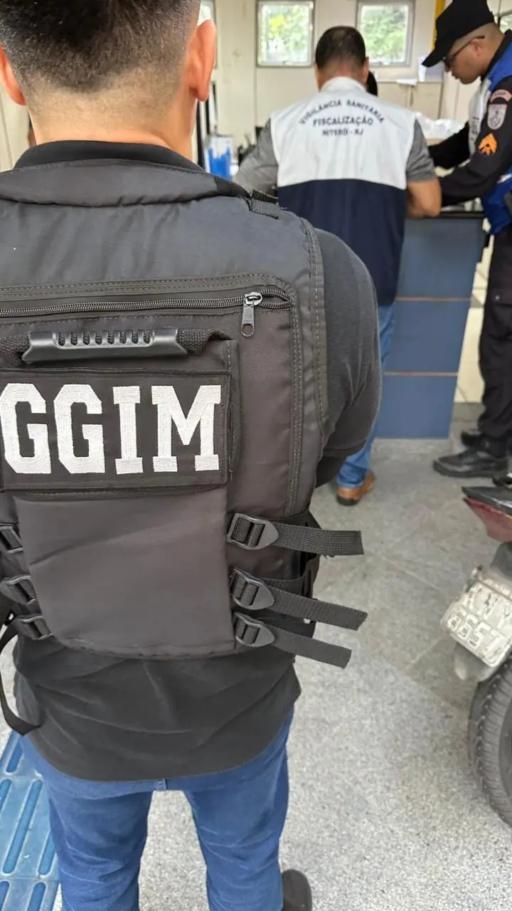 Homem preso em Niterói por venda ilegal de medicamentos para emagrecimento, com caixas de produtos apreendidos.