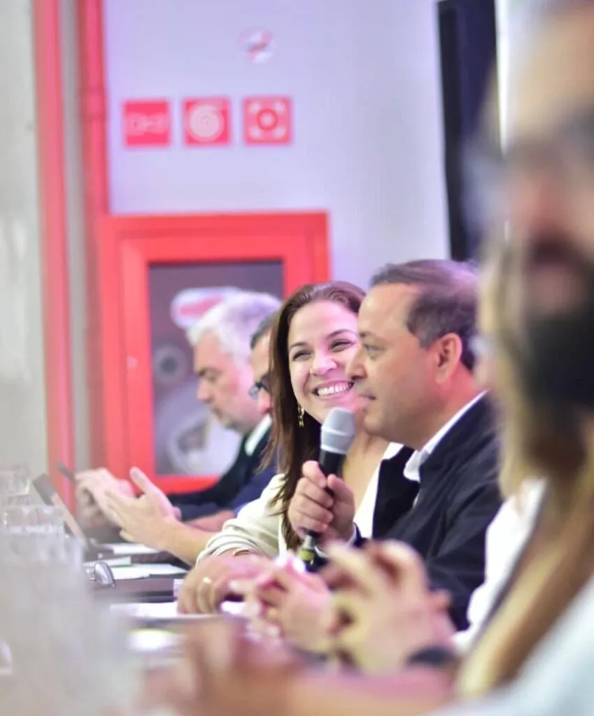 Prefeito Rodrigo Neves e secretários municipais em reunião de balanço do 1º semestre de 2026 em Niterói.