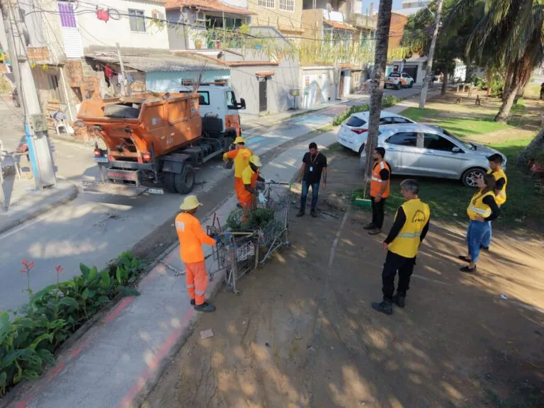 Equipe de fiscalização da Prefeitura de Niterói atua em área de ocupação irregular para ordenar o crescimento.
