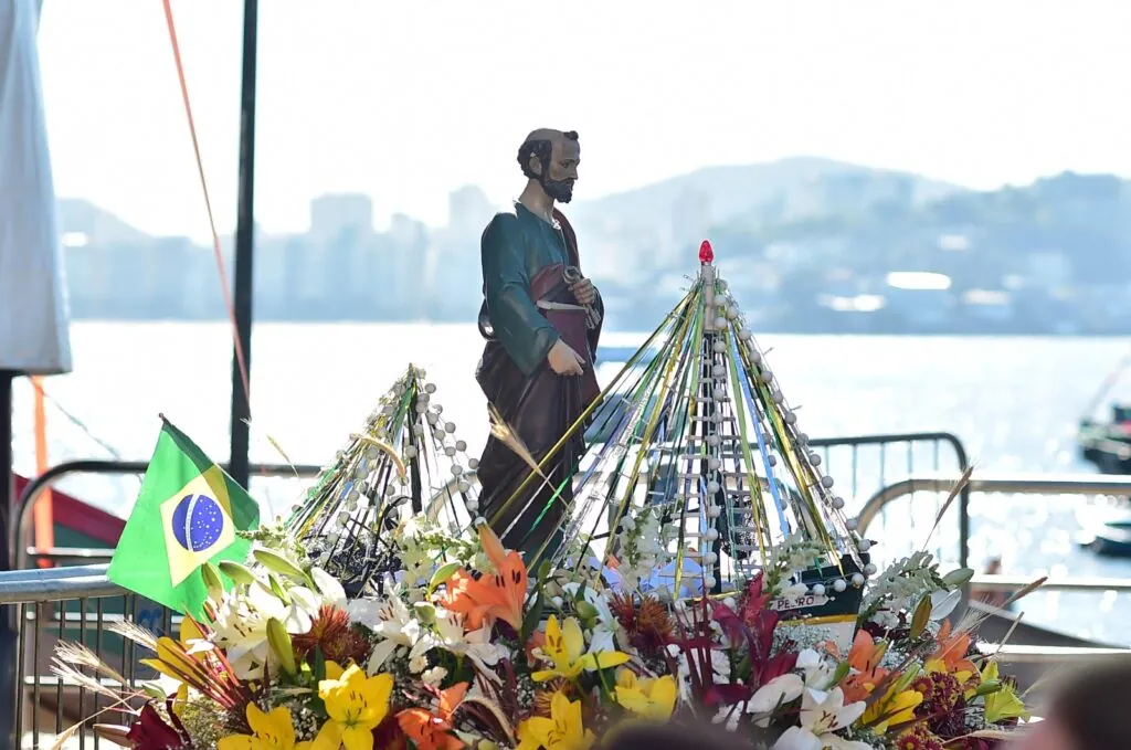 Fiéis e embarcações decoradas na procissão marítima de São Pedro em Jurujuba, Niterói.
