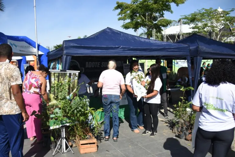 Crianças participam de exposição interativa sobre meio ambiente em Maricá, com estandes e oficinas educativas.